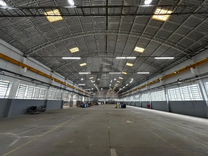 Galpão Industrial para alugar no Bairro Campanário em Diadema com cabine e ponte rolante.