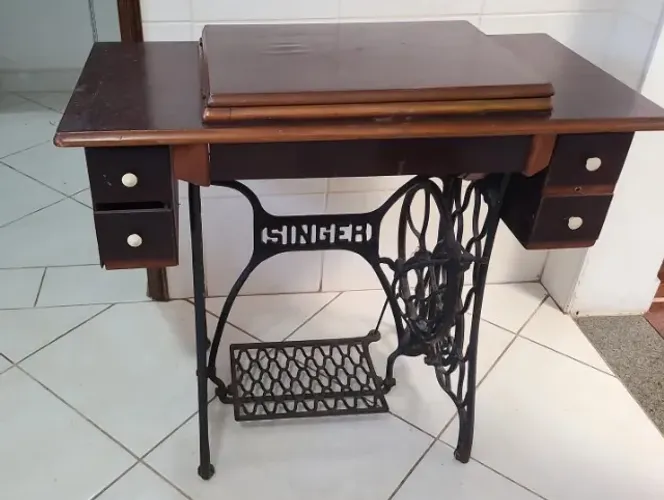 Maquina de costura Antiga da Singer