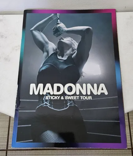 Livro tourbook Madonna Sticky & Sweet Tour