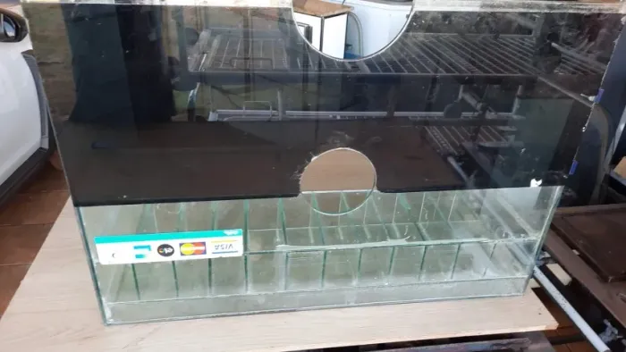 Vidro para caixa baleiro1,00x0,70x0,51 bem forte e bem conservado