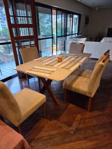 Mesa de Jantar grande (na loja está 3 mil) 