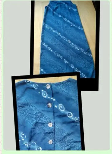 VESTIDO LONGO EM CREPE COM BOTÕES DE MADRIPEROLA.