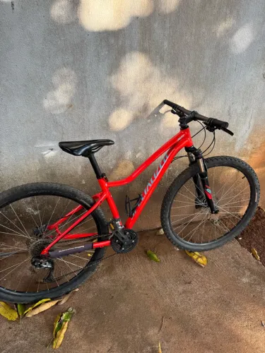 Bicicleta Specialized Vermelha Aro 29 com Marchas e Suspensão