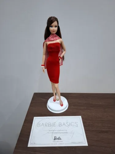Boneca barbie basics collector red