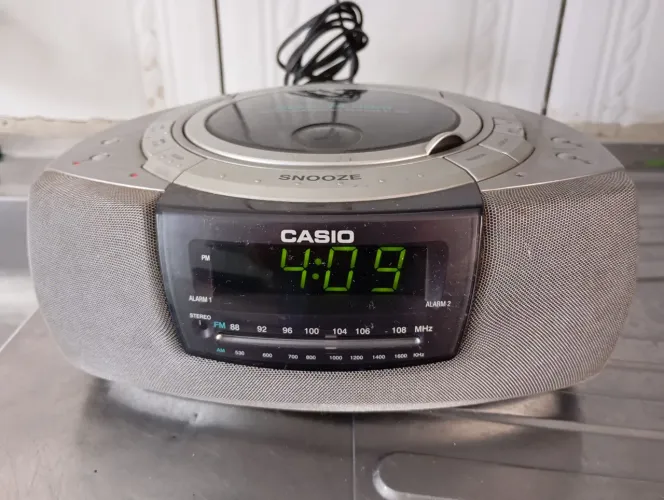 Rádio relógio com CD player Casio RT-500 Dual alarme com detalhe.