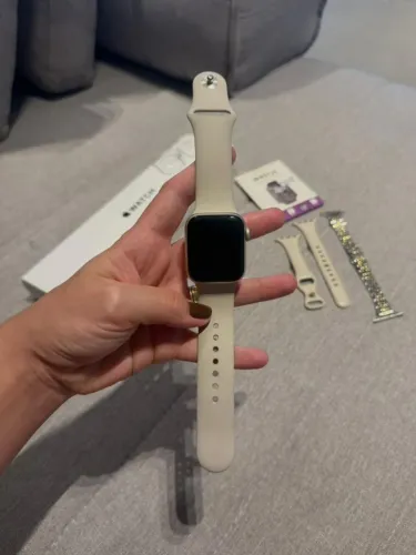 Apple Watch SE 2ª Geração 40mm GPS Starlight + caixa, carregador e 3 pulseiras