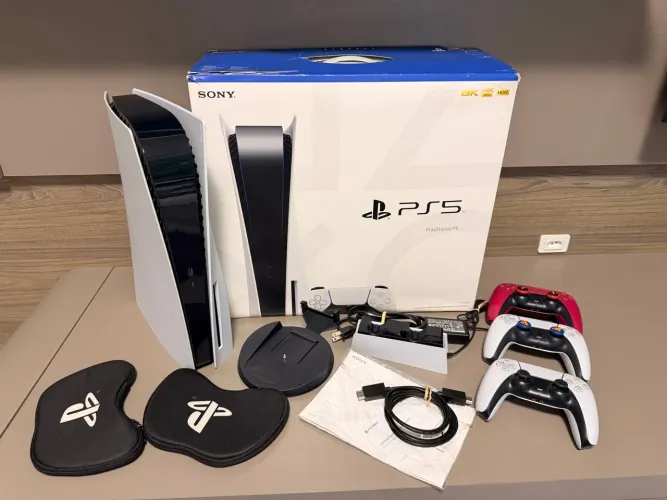 Vendo PlayStation 5 - 825GB com 3 controles e estação de carregamento