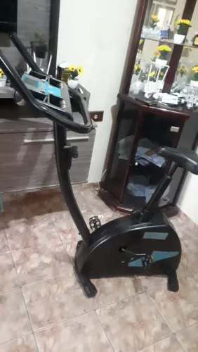 Ainda essa bicicleta linda Caloi ótima para exercícios físicos por 350 reais quem comprar