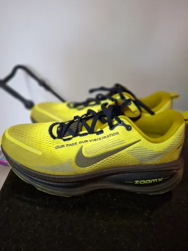 Vendo Tênis Nike Vomero 18
