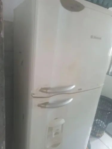 Vende geladeira com defeito