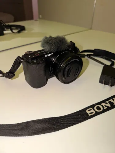 Sony ZV-E10 + 16-50mm - Apenas 980 disparos - Seminova