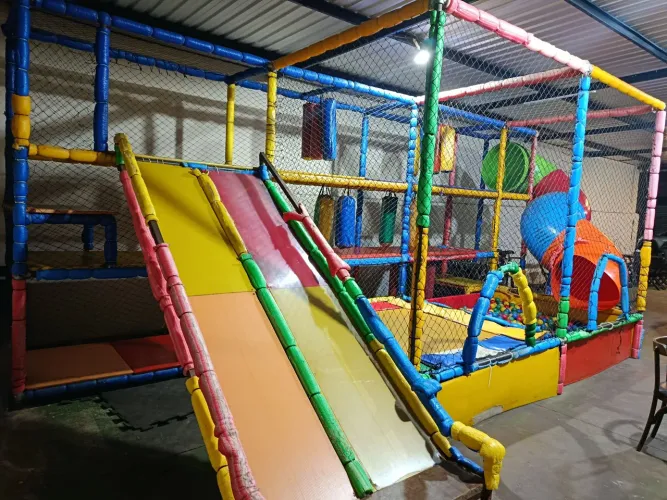 Brinquedoteca com pula pula e cama de bolinhas