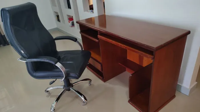 Mesa e cadeira de escritório