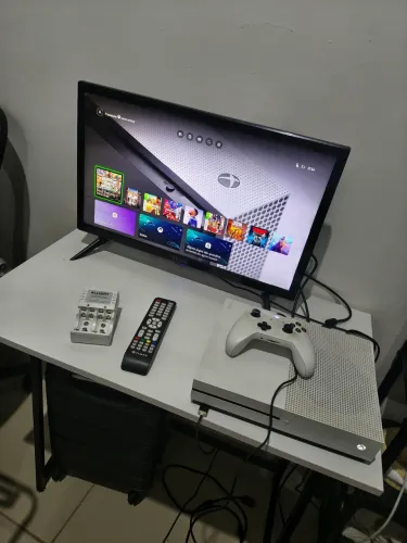 Xbox One S - com leitor de mídia física