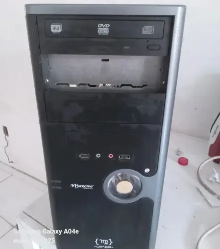 Vendo computador antigo ELE ESTA PARA A 6MESES  EU PAREI DE USAR POR QUE parou dnd
