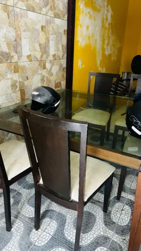 Mesa de vidro com 8 cadeiras