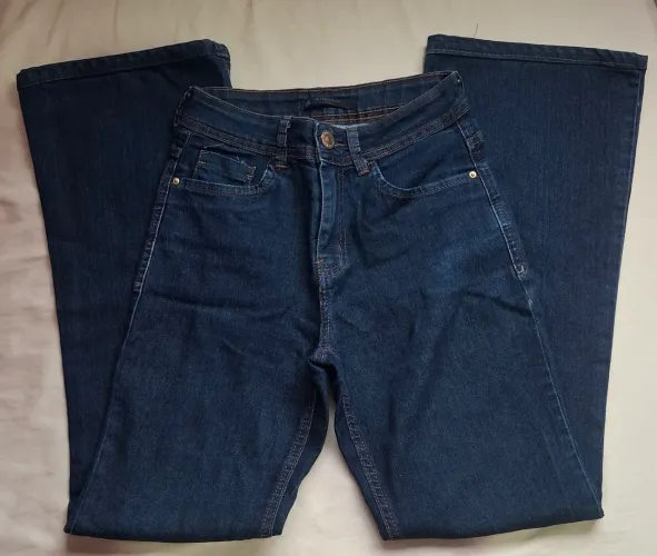 Calça jeans escura flare boca de sino 36 C&A