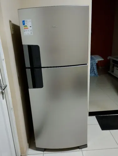 Vendo uma geladeira duplex.