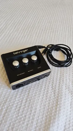 Interface de Áudio Behringer U-phoria UM2 USB