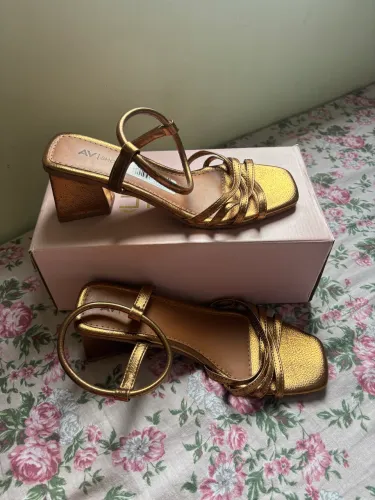 Sandália Dourada Nova