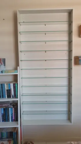 Expositor com prateleiras de vidro