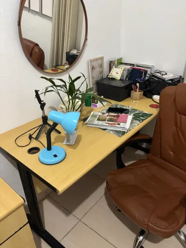 Mesa e armário de escritório