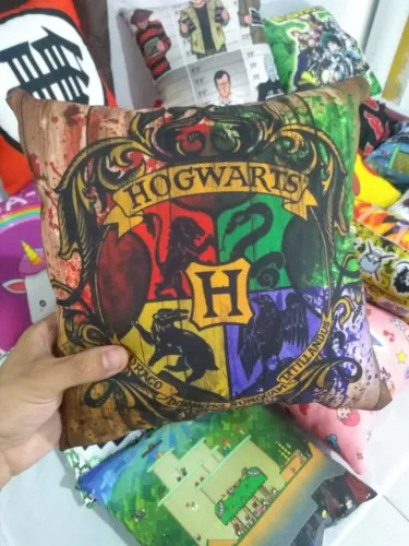 Almofada Hogwarts - NerdDog Store - Harry Potter Dumbledore Grifinória