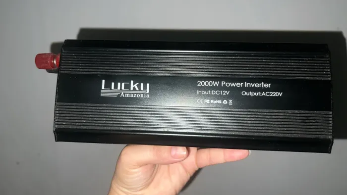 inversor de potência Lucky Amazonia de 2000W que converte 12V DC para 220V AC
