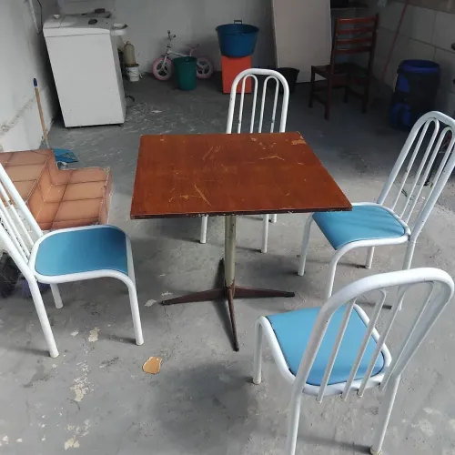 Mesa e 4 cadeiras semi novo