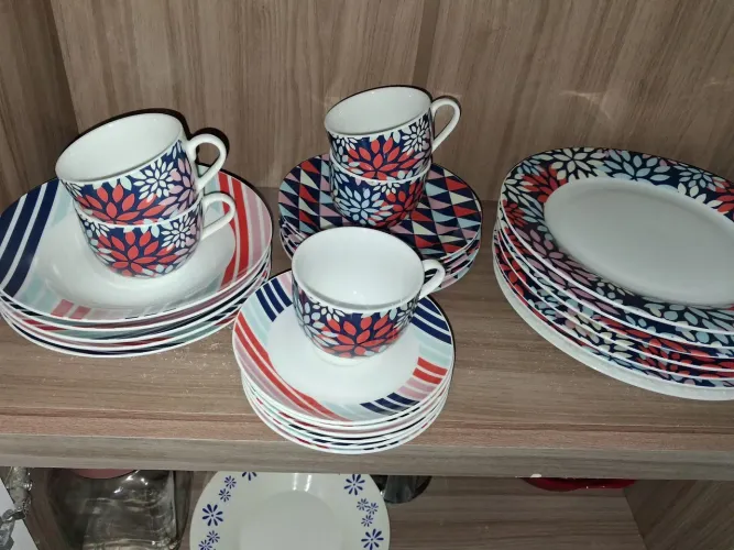 Aparelho de jantar em porcelana 28 peças