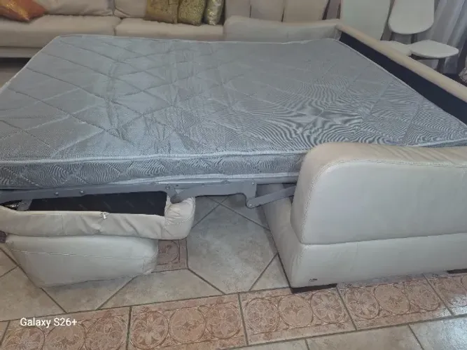 Sofa cama retratil em couro legitimo,