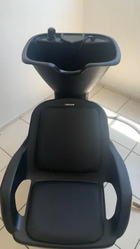 Vendo cadeira e lavatório de salão em bom estado, pouco tempo de uso