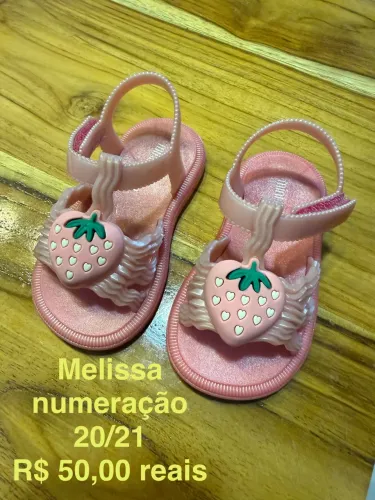 Sapato e roupa infantil 