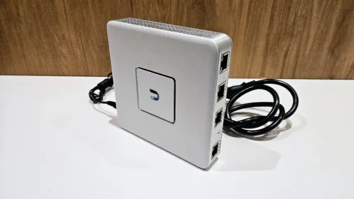 Ubiquiti UniFi USG-3P Gateway Roteador Gigabit com Fonte