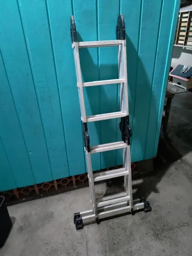 Escada de alumínio articulada