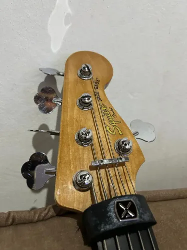 Contra baixo squier Delux 5
