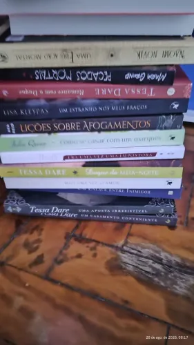 Livros Diversos semi novos
