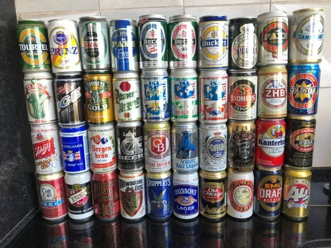 Coleção com 40 latinhas de cerveja antigas importadas dos anos 90 fechadas