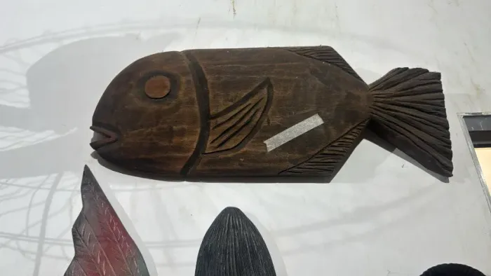 Escultura peixe em madeira com 55cm aprox