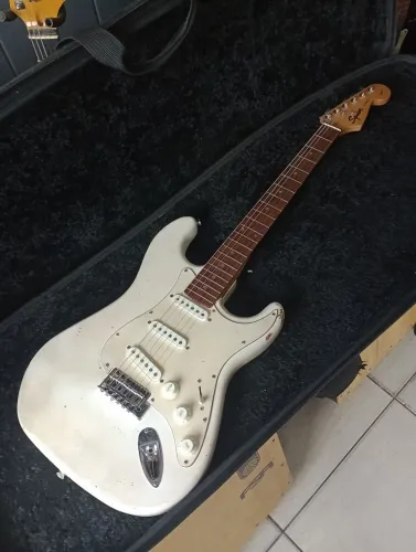 Guitarra stratocaster Squier Strat (Relic)
