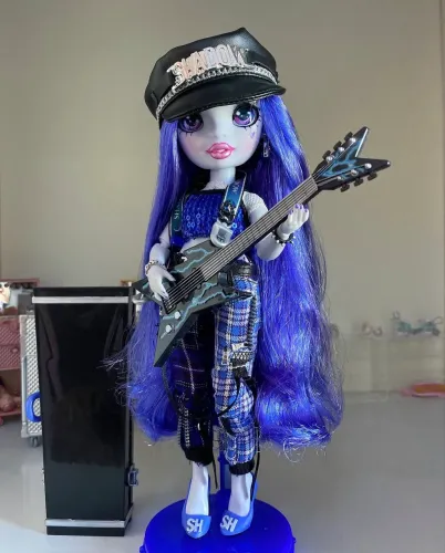 Boneca Rainbow High Uma 