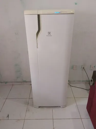 vende-se geladeira Electrolux frost free bem conservada