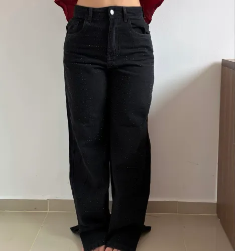 Calça jeans com strass nova