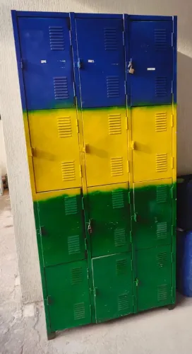 Vendo excelente vestiário 12 portas