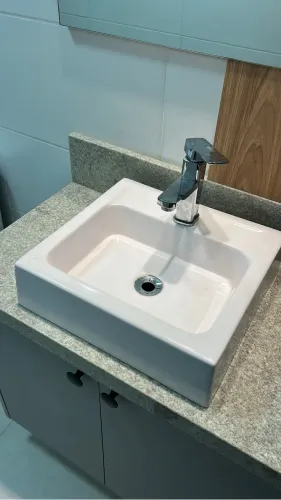 Cuba branca de fibra e torneira para banheiro