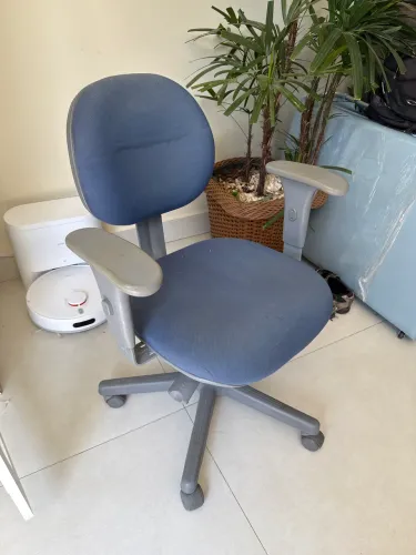 Cadeira de escritório com apoio de braços