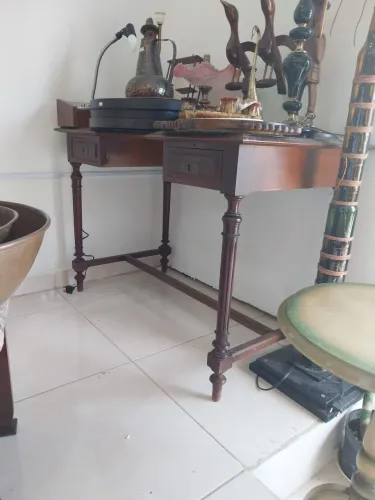 Escrivaninha antiga madeira com detalhes na perna