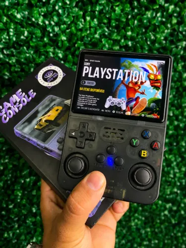 CONSOLE PORTÁTIL R36S 64GB | TELA IPS | 2 ANALÓGICOS | 3,5? HD | BATERIA RECARREGÁVEL | EM