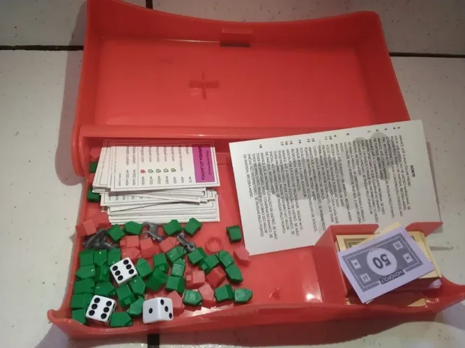 Jogo monopoly novo, com todas as peças e 3 dados