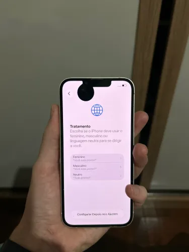 iPhone 13 com tela e bateria a ser trocadas